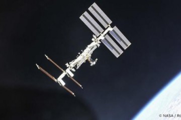 SpaceX将为国际空间站运送两块太阳能电池板